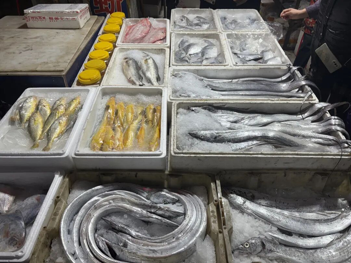 海鲜摊位品种丰富。图片均由周宣羽摄