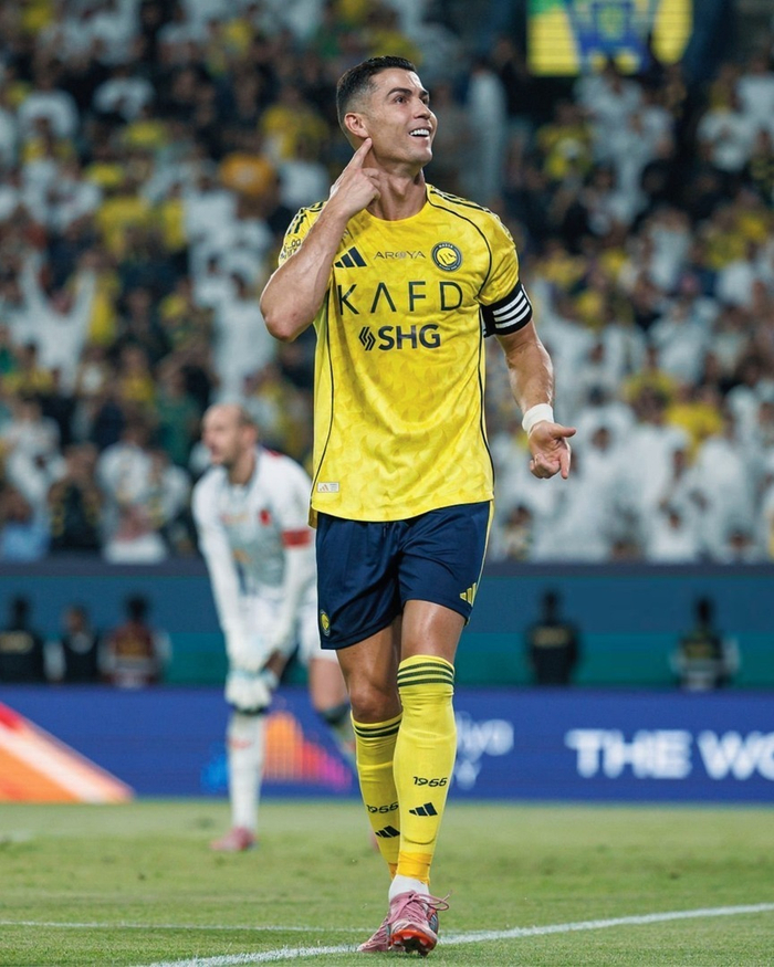 40岁C罗背部折射破门！激动狂奔+SIU庆祝，一整年未戴帽：近15年首次