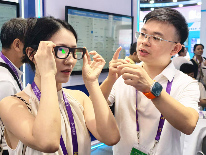     在第22届中国—东盟博览会AI专馆，观众试戴AI智能眼镜。    本报记者宋延康 摄