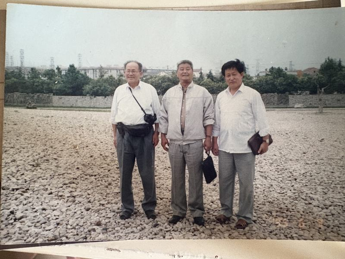 1995年6月9日，吴旋（中）与罗瑾父子在侵华日军南京大屠杀遇难同胞纪念馆广场合影。受访者供图