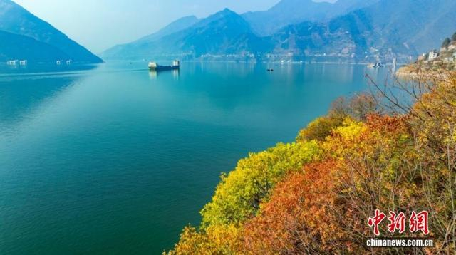 资料图：2025年11月19日，船舶航行在长江西陵峡水域。彭强 摄