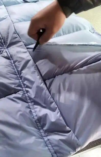 供货厂家剪破了退货羽绒服（视频截图）