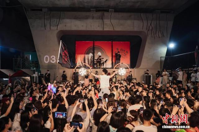 图为野歌会在重庆一桥下空间举行。受访者供图