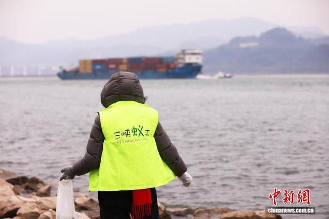 图为“三峡蚁工”见证长江10年“净”变。严晓冬 摄