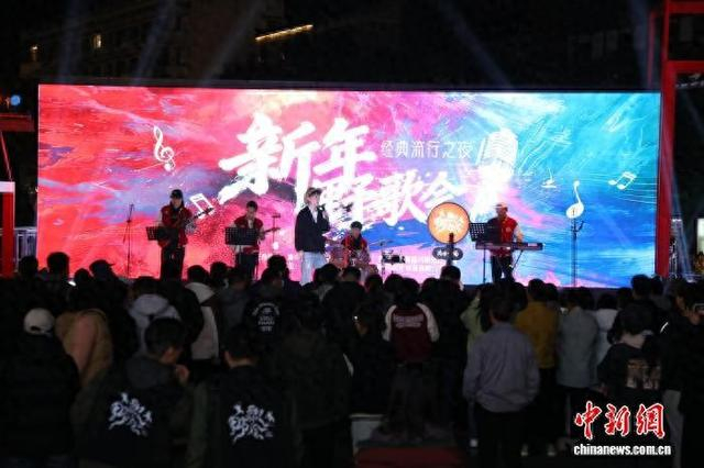 2025年12月28日晚，一场野歌会在重庆解放碑附近的广场上举行。梁钦卿 摄