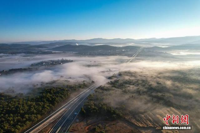 图为楚雄市东南绕城高速公路。云南建投集团 供图