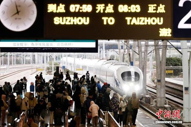 旅客在铁路上海虹桥站站台上等待高铁列车的到来。中新网记者 殷立勤 摄