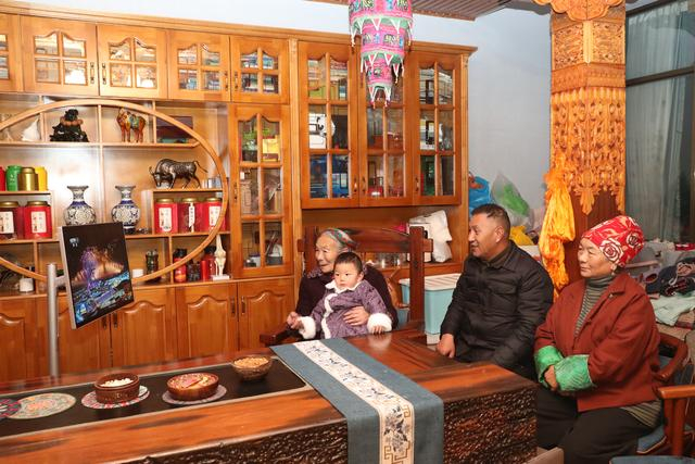 2025年12月31日，陈明英（左一）和家人在家中收看习近平总书记发表二〇二六年新年贺词。新华社发（次仁龙布摄）