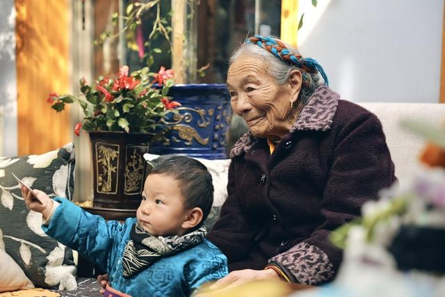 近日，陈明英在家中照看孩子。新华社记者 周昱龙 摄