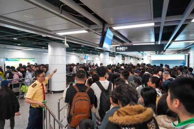 重点车站增派工作人员上线引导客流。（邓志聪 摄）