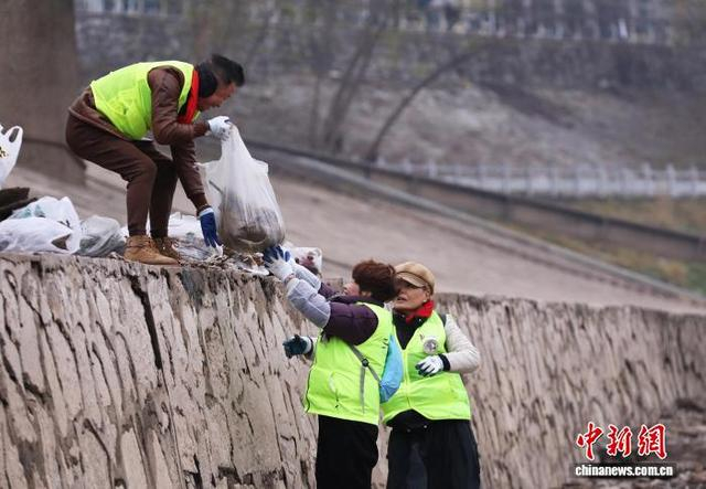 图为宜昌“三峡蚁工”守护长江生态。严晓冬 摄