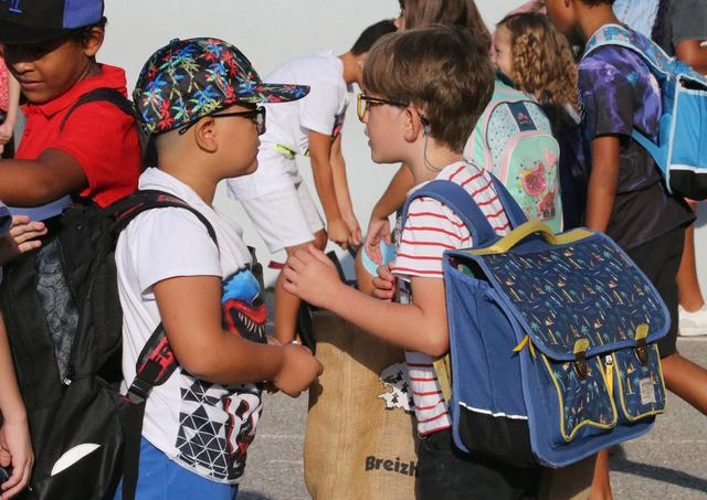 2022年9月1日，在法国南部小城昂蒂布，学生们抵达学校。新华社发（塞尔日·阿乌齐摄）