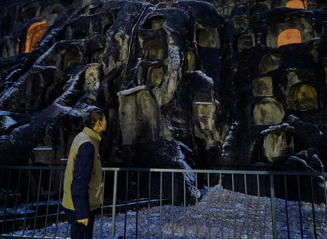 2025年12月31日雪夜，马朝龙在进行石窟巡查工作。新华社记者 袁月明 摄