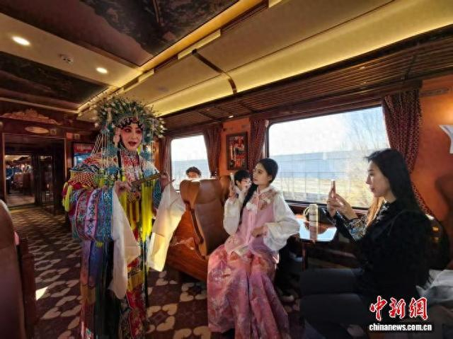1月1日，中国首列沉浸式文旅专列“津旅时光号”正式开行天津北站至北京站跨城线路。图为旅客观看戏曲演出。记者 佟郁 摄
