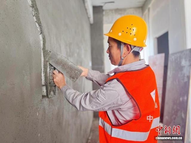 1月1日,工人在海南文昌卫星载荷系统制造中心项目作业。中建五局 供图