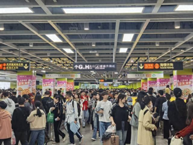 跨年市民出行需求旺盛。（刘卓欣 摄）