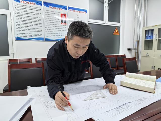 2025年12月31日晚，靳利铭正忙着谋划开年新产品研发计划和重点研发任务。新华社发（赵子豪摄）