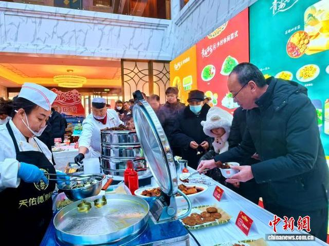 图为民众现场品鉴“青海家宴”特色菜式。李隽 摄