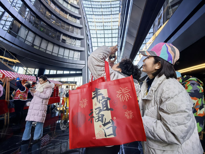 600名选手在丽泽SOHO登高启新年。丰台区供图