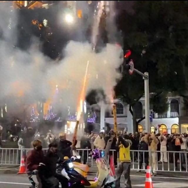 两男子在气球放飞时燃放烟花 （视频截图）