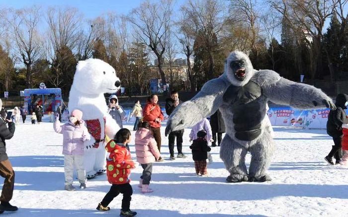 游客在陶然亭公园雪场嬉戏。北京市公园管理中心供图