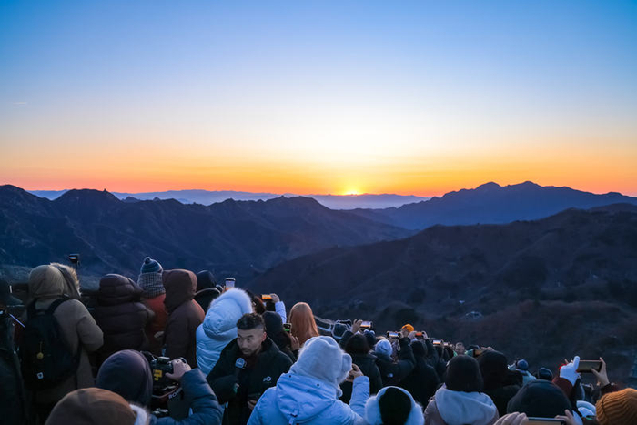 游客在慕田峪长城观日出。怀柔区委宣传部供图