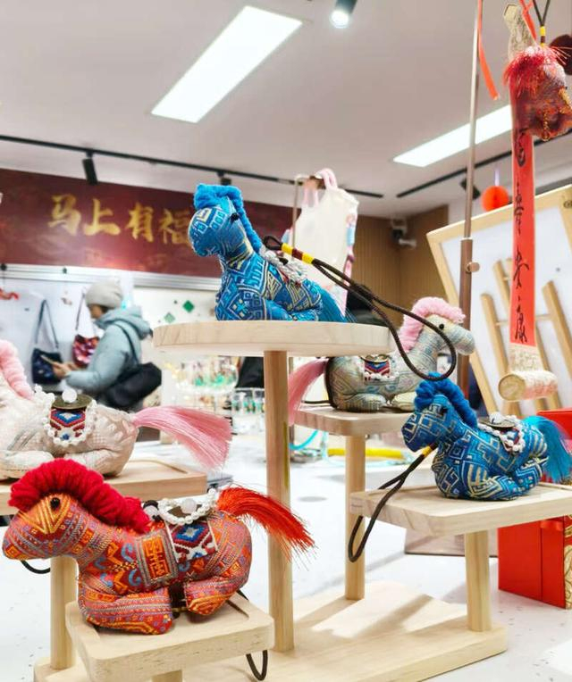 “万寿福礼-马上有钱”挂饰。主办方供图