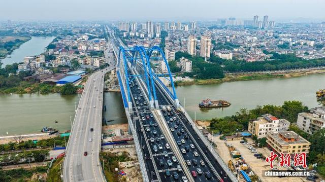 图为平陆运河金海湾大桥建成通车。平陆运河集团供图