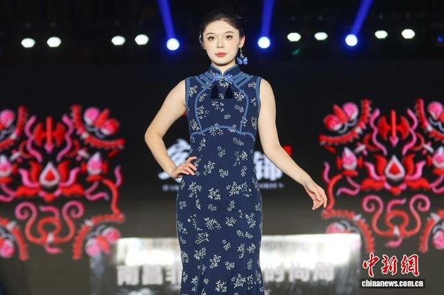 图为开幕式上的客家衣锦秀，展示了江西客家传统服饰与现代创新设计的融合。中新社记者 刘力鑫 摄