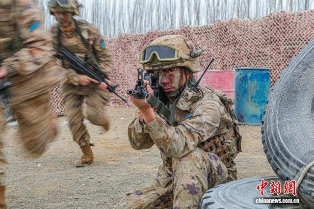 图为班组快速追击。 郭田耒 摄