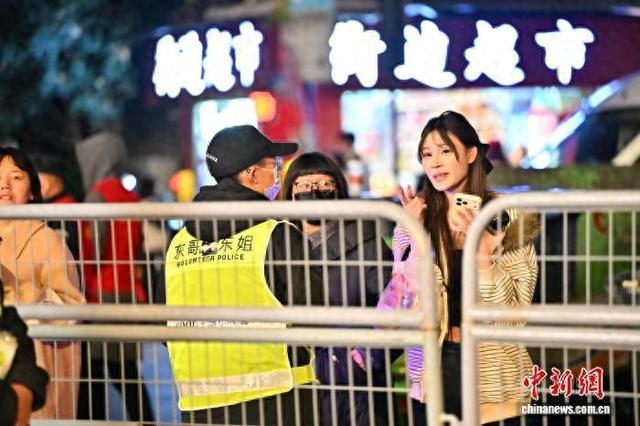 “东哥东姐”义警队在商圈附近开展志愿服务。受访者供图