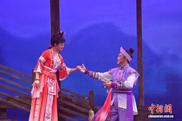 图为陈慧饰演的“刘三姐”与“阿牛哥”对戏。中新网记者 蒋雪林 摄