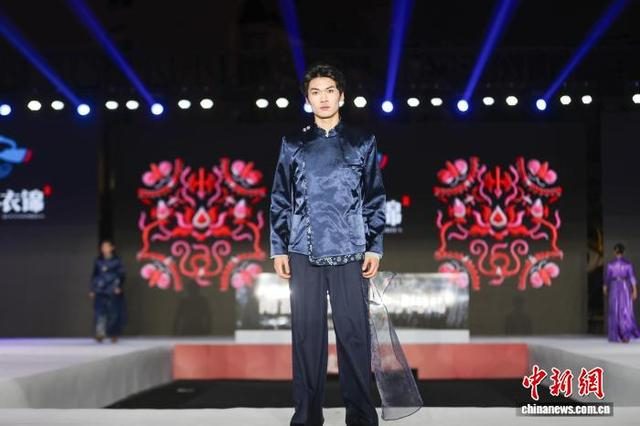 图为开幕式上的客家衣锦秀，展示了江西客家传统服饰与现代创新设计的融合。中新社记者 刘力鑫 摄