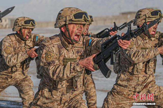 图为刺杀训练。 郭田耒 摄