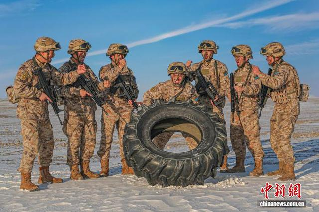 图为翻越轮胎训练。 郭田耒 摄