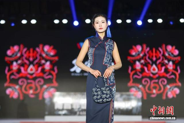 图为开幕式上的客家衣锦秀，展示了江西客家传统服饰与现代创新设计的融合。中新社记者 刘力鑫 摄