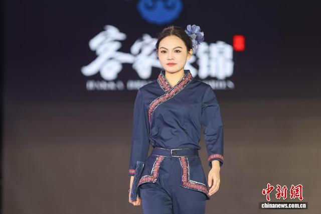 图为开幕式上的客家衣锦秀，展示了江西客家传统服饰与现代创新设计的融合。中新社记者 刘力鑫 摄
