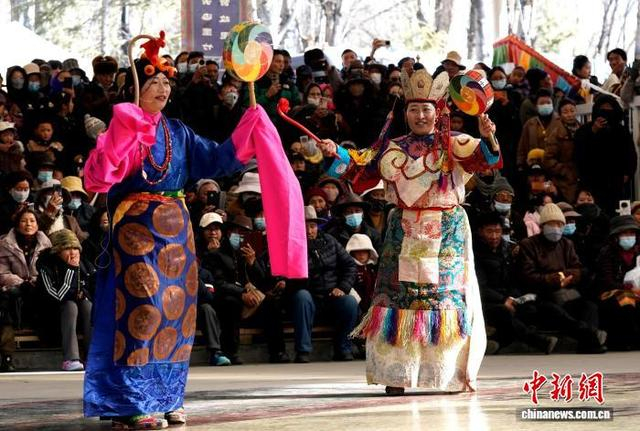 图为拉萨非物质文化遗产代表性项目演艺服饰秀现场。中新社记者 李林 摄