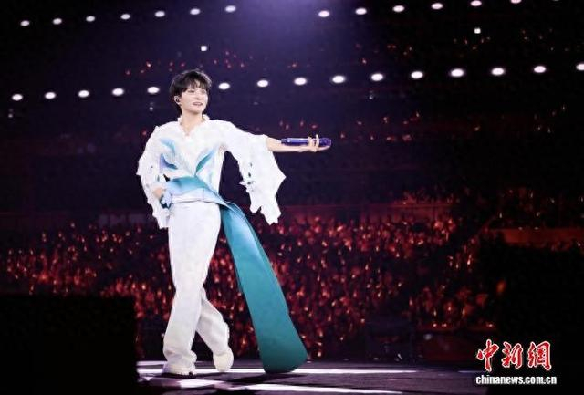 1月1日，内地歌手周深在“深深的”巡回演唱会香港站献唱。主办方供图