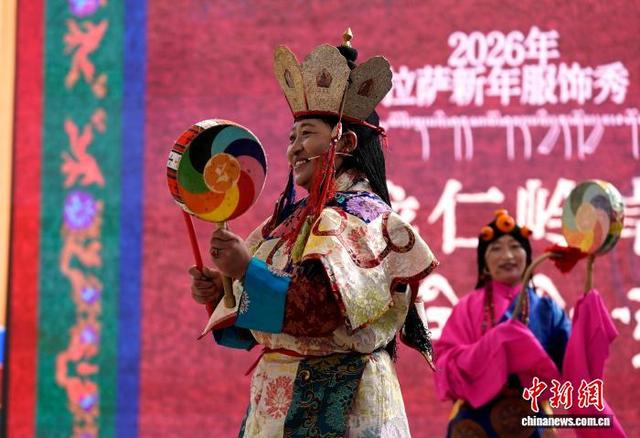 图为拉萨非物质文化遗产代表性项目演艺服饰秀现场。中新社记者 李林 摄