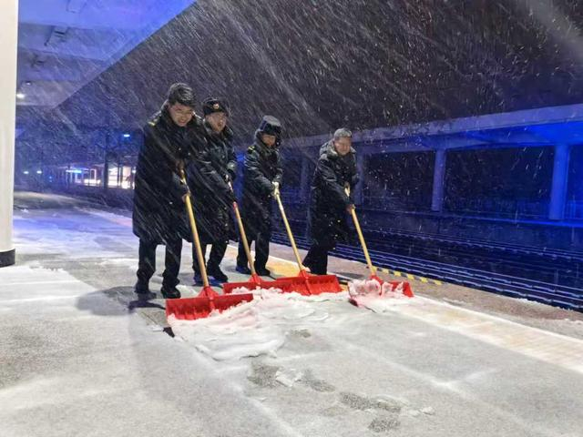 界首南站干部职工清扫站台积雪。韩阳阳摄