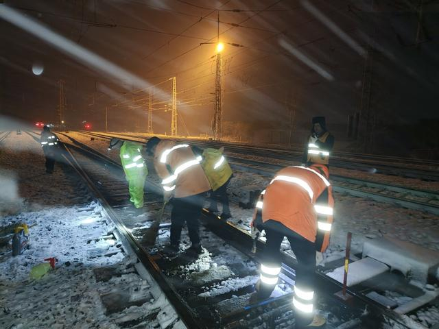 颍上站组织职工清扫道岔积雪。 付岩果 摄