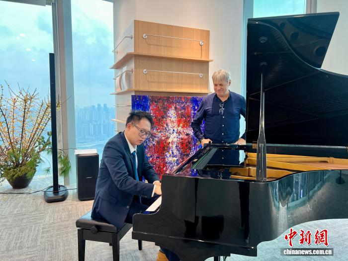 匈牙利艺术家阿提拉·珂纽:43场艺术展和一份中国情|珂纽|艺术展|匈牙利|艺术家|中新社|阿提拉·珂纽|中国|重庆市|阿提拉|艺术|重庆|东方 ...
