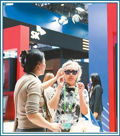 参观者在第八届中国国际进口博览会现场，试戴一款AI眼镜。新华社记者 樊雨晴摄