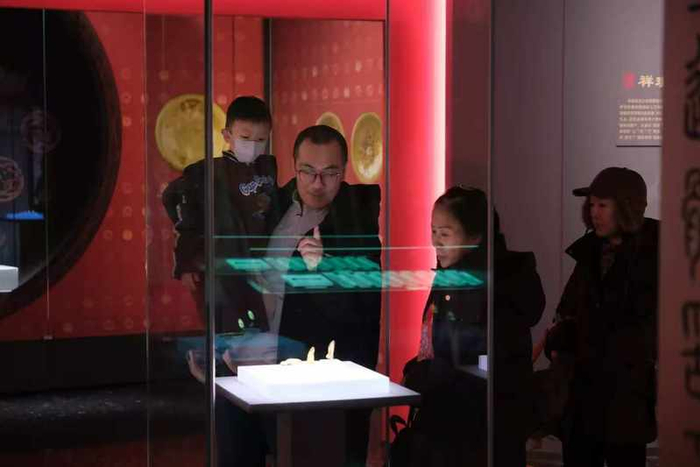 路县故城遗址公园“海昏侯：身历王帝民侯 墓藏大汉风云”展览迎来参观热潮。北京市公园管理中心