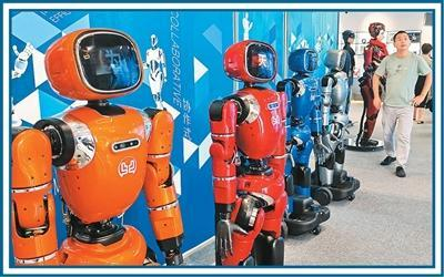 消费者在位于广东深圳龙岗区的全球首家机器人6S店参观。新华社记者 周 科摄