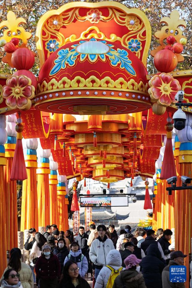 1月2日，人们在南京夫子庙景区文源桥上赏景游玩。新华社发（孙忠南摄）