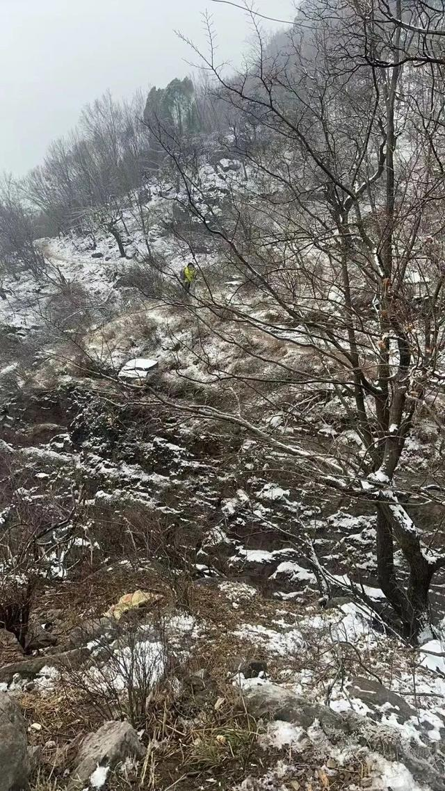 徒步野线沿途有积雪，路滑。受访者供图