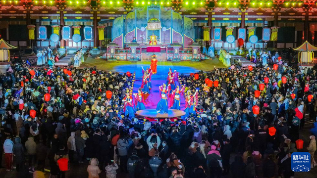 1月1日，游客在山东乐陵影视城景区观看表演（无人机照片）。新华社发（贾鹏 摄）