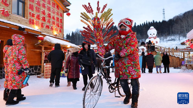 1月1日，商贩在位于黑龙江省牡丹江市的“中国雪乡”景区售卖冰糖葫芦。新华社发（孙庭义 摄）